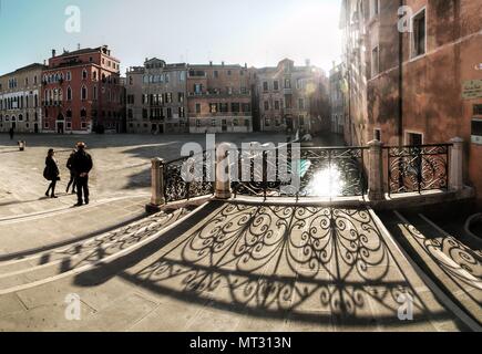 Ombra della cancellata in ferro battuto sul ponte veneziano Foto Stock