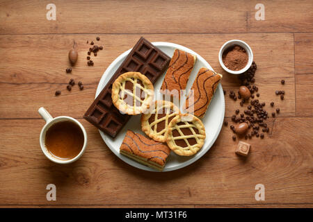 Un assortimento di cibi di cioccolato nel tavolo di legno - primo piano Foto Stock