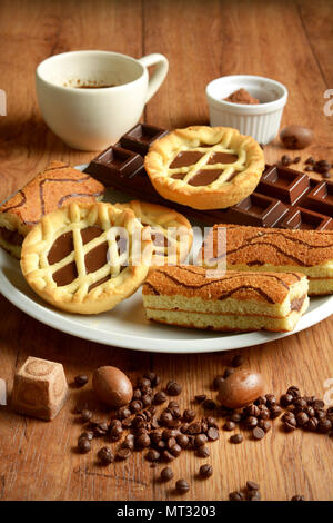 Un assortimento di cibi di cioccolato nel tavolo di legno - primo piano Foto Stock