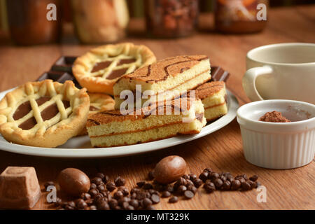 Un assortimento di cibi di cioccolato nel tavolo di legno - primo piano Foto Stock