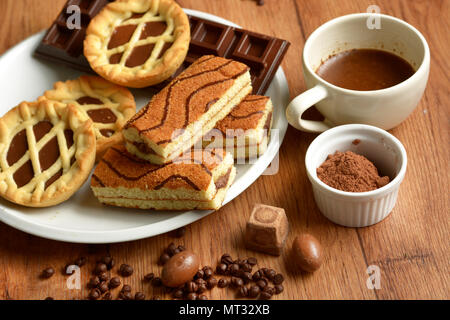 Un assortimento di cibi di cioccolato nel tavolo di legno - primo piano Foto Stock