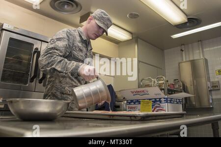 Stati Uniti Air Force Senior Airman Jason Parchi, un trentacinquesimo forza squadrone di supporto per il food service technician, prepara i filetti di salmone nel Falcon alimentatore a Misawa combatté Air Base, Giappone, luglio 18, 2017. L'edificio è stato originariamente progettato per essere un volo in cucina, ma è stato ridefinito in una sala da pranzo secondario facility in seguito. (U.S. Air Force foto di Airman 1. Classe Sadie Colbert) Foto Stock