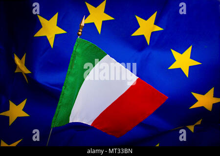 Europei e bandiere italiane Foto Stock