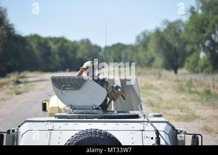 L'esercitazione Steppe Eagle 17 è stata un'esercitazione multinazionale di sostegno alla pace condotta nel luglio 2017 presso l'Illisky Training Center vicino ad Almaty, Kazakistan. L'immagine d'archivio documenta un soldato kirghiso che partecipa a una pattuglia di pace durante l'evento di addestramento. Foto Stock