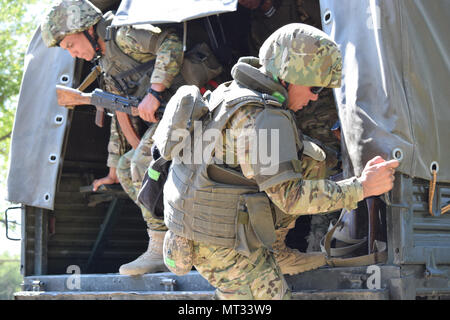 L'esercitazione Steppe Eagle 17 è stata un'esercitazione militare multinazionale condotta nel luglio 2017 presso l'Illisky Training Center vicino ad Almaty, Kazakistan. L'immagine d'archivio documenta i soldati kazako che si scendono da un veicolo di trasporto del personale durante l'evento di addestramento. Foto Stock