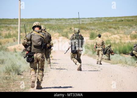 L'esercitazione Steppe Eagle 17 è stata un'esercitazione di addestramento multinazionale condotta nel luglio 2017 presso l'Illisky Training Center vicino ad Almaty, Kazakistan. L'immagine d'archivio documenta i soldati kazako e kirghisi che conducono una pattuglia a piedi mentre un soldato dell'esercito britannico osserva durante l'evento. Foto Stock