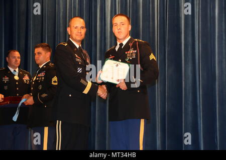 Il Mag. Gen. Leopoldo A. Quintas (sinistra), comandante della terza divisione di fanteria, presenta un esercito encomio Medal Award a Sgt. Kyle Courtway (destra) con 6° Stormo, 8° reggimento di cavalleria, seconda della brigata di fanteria combattere la squadra, 3° ID, durante un sergente Audie Murphy Club cerimonia di induzione, luglio 18, 2017 a Fort Stewart, Ga. Courtway è stato introdotto nel terzo SAMC ID per realizzazioni di leadership e le prestazioni di merito. (U.S. Esercito foto di Sgt. John Onuoha / rilasciato) Foto Stock