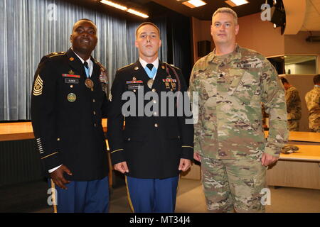 Lt. Col. Jay Wisham (a destra), comandante della 6° Stormo, 8° reggimento di cavalleria, seconda della brigata di fanteria combattere la squadra, terza divisione di fanteria e il comando Sgt. Il Mag. Michael Oliver (sinistra), arruolati senior advisor del 6-8 CAV, scatta una foto con Sgt. Kyle Courtway (centro) durante un sergente Audie Murphy Club cerimonia di induzione, luglio 18, 2017 a Fort Stewart, Ga. Courtway è stato introdotto nel terzo SAMC ID per la sua leadership i risultati e le prestazioni di merito. (U.S. Esercito foto di Sgt. John Onuoha / rilasciato) Foto Stock