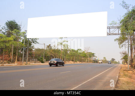 Vuoto bianco segno freeway su strada Foto Stock