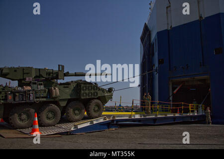 I soldati assegnati a 2d della Cavalleria drive a Stryker M1128 Mobile sistema pistola su un Neptune Okeanis veicolo portante alla porta BMF Burgas in Bulgaria il 25 luglio 2017. Il reggimento dei veicoli sarà trasportato via mare nero da Burgas a Poti, in Georgia per Partner nobile 17. Partner di nobile è un impegno bilaterale incentrato sul miglioramento degli stati uniti in stile georgiano e della Forza di risposta della NATO interoperabilità nel contesto delle strutture militari di relazioni. Foto Stock