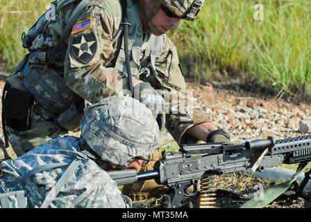 Sgt. Ryan Wells nastro alimenta Spc. John Hubbard's m240. Pozzetti e Hubbard SONO STATI UNITI La riserva di esercito di soldati con il 463rd FSC, ingegnere battaglione, 411 Engineer brigata, 412 Teatro comando ingegnere, preparazione per una familiarizzazione e qualificare il fuoco con il M240 mitragliatrice durante il fiume Assault 2017 a Fort Chaffee Centro di manovra, arca. Luglio 25, 2017. Fiume Assault 2017 è una di due settimane di combattimento prolungato esercizio di formazione detenuti luglio 15-28 concentrandosi sulle competenze tecniche di vari elementi di servizio, culminato con la costruzione di un galleggiante nastro migliorate ponte che attraversa il fiume Arkansas. (U.S. Un Foto Stock
