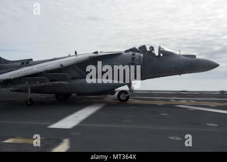 170723-N-NB544-016 CORAL SEA (23 luglio 2017) Un AV-8B Harrier, assegnato al 'Tomcats' di attacco Marino Squadron (VMA) 311, 31 Marine Expeditionary Unit (MEU), decolla dal ponte di volo dell'assalto anfibio nave USS Bonhomme Richard (LHD 6) durante il talismano di Saber 17. Talismano Saber è una biennale U.S.-australiano esercizio bilaterale tenutosi al largo della costa australiana intende conseguire l'interoperabilità e rafforzare gli Stati Uniti-Australian alliance. (U.S. Foto di Marina di Massa lo specialista di comunicazione 2a classe Kyle Carlstrom/rilasciato) Foto Stock