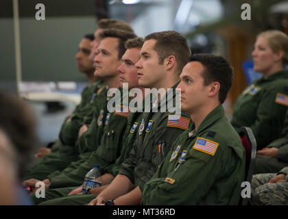 Il team di aviatori di dover ascoltare una presentazione fatta da Il Mag. Gen. Carol Timmons, aiutante generale del Delaware, durante un hangar parlare del 6 giugno 2017, presso il Comando di mobilità dell'aria sul Dover Air Force Base, Del. uno dell'evento scopi era di promuovere Aviation Heritage mediante la condivisione di esperienze tra generazioni di aviatori. (U.S. Air Force foto di Senior Airman Zachary Cacicia) Foto Stock