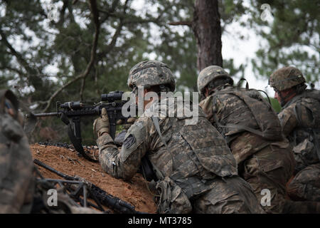 Soldati con Indiana la Guardia Nazionale è bravo Company, 1° Battaglione, 293rd Reggimento di Fanteria, 76th della brigata di fanteria combattere Team impegnarsi obiettivi durante la partecipazione in un'esercitazione a fuoco in corrispondenza della giunzione Readiness Training Center a Fort Polk, Louisiana, martedì 25 luglio. (Foto di Master Sgt. Brad Staggs, trentottesima divisione di fanteria per Affari pubblici) Foto Stock