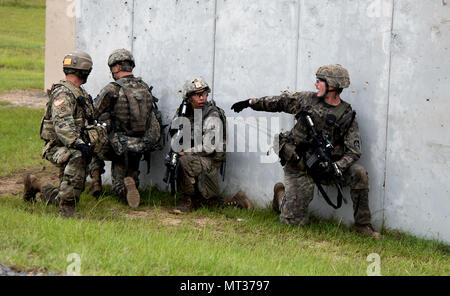 Soldati con Indiana la Guardia Nazionale è bravo Company, 1° Battaglione, 293rd Reggimento di Fanteria, 76th della brigata di fanteria contro il team di partecipare a un'esercitazione a fuoco in corrispondenza della giunzione Readiness Training Center a Fort Polk, Louisiana, martedì 25 luglio. (Foto di Master Sgt. Brad Staggs, trentottesima divisione di fanteria per Affari pubblici) Foto Stock