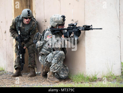 Soldati con Indiana la Guardia Nazionale è bravo Company, 1° Battaglione, 293rd Reggimento di Fanteria, 76th della brigata di fanteria contro il team di partecipare a un'esercitazione a fuoco in corrispondenza della giunzione Readiness Training Center a Fort Polk, Louisiana, martedì 25 luglio. (Foto di Master Sgt. Brad Staggs, trentottesima divisione di fanteria per Affari pubblici) Foto Stock