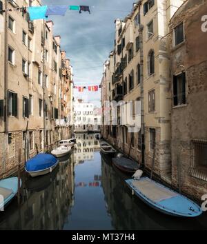 Servizio lavanderia in giornata a Venezia; vestiti appesi su canal Foto Stock