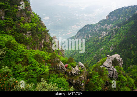 Vista panoramica del parco nazionale di Lushan montagna in Jiangxi Cina con la città di Jiujiang in background Foto Stock
