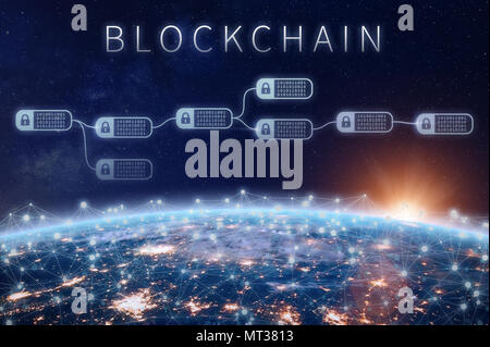 Blockchain finanziaria il concetto di tecnologia con rete di catena criptata del blocco di transazione legata intorno al pianeta Terra, cryptocurrency ledger (Bitcoi Foto Stock