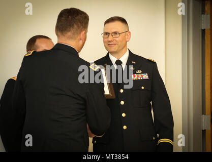 La riserva di esercito Lt. Col. William E. Bardon Jr., ufficiale in carica della Cyber Team di protezione-182, Capitol nazionale regione Cyber Protection Center, riserva di esercito Cyber Operations Group, 335a comando di segnalazione (Teatro) scuote le mani con Col. Michael J. Philbin, joint operations officer, forza comune sede Cyber (esercito) durante una cerimonia di consegna dei diplomi del Cyber Operations Officer corso a Fort Gordon, Georgia Luglio 25. Bardon è solo uno dei due laureati in onore del corso, e tra la prima riserva di esercito di funzionari di mai laurearsi in profondità 30-settimana corso di informatica. (Ufficiale DEGLI STATI UNITI Esercito rese Foto Stock