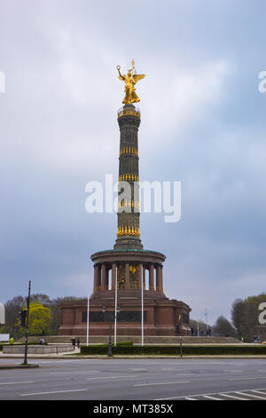 Berlino, Germania - Aprile 4, 2017: Colonna della Vittoria Siegessäule a Berlino in un giorno nuvoloso Foto Stock