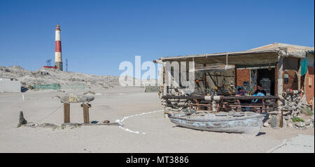 Luderitz, Namibia - Luglio 09 2014: Diaz Cafe e il bianco e il rosso faro di Diaz punto sulla penisola di Luderitz Foto Stock