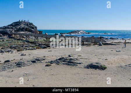 Luderitz, Namibia - Luglio 09 2014: passerella in legno che conduce fino al punto di Diaz sulle rocce al mare sulla penisola di Luderitz Foto Stock