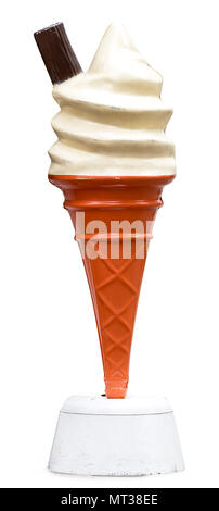 Vintage promozionali in plastica UK cono gelato con panna alla vaniglia gelato e scaglie di cioccolato isolata contro uno sfondo bianco nel Regno Unito Foto Stock