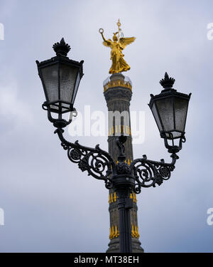 Berlino, Germania - Aprile 4, 2017: Colonna della Vittoria Siegessäule a Berlino dietro lampade stradali Foto Stock