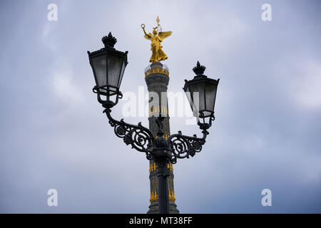 Berlino, Germania - Aprile 4, 2017: Colonna della Vittoria Siegessäule a Berlino dietro lampade stradali Foto Stock