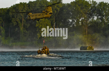 Attivi i soldati dell esercito dal 502nd Multi Role Bridge Co., gara a "catture" interno bridge bay sezioni è sceso di CH-47 elicotteri Chinook per fase e mettere insieme. Stati Uniti Esercito, attivo e soldati di riserva unirsi con Active e riserva componenti Marine per distribuire, costruire e assemblare un circa 320 metro galleggiante nastro migliorate ponte che attraversa il fiume Arkansas durante il fiume Assault 2017, a Fort Chaffee Centro di manovra, arca. Luglio 26, 2017. Fiume Assault 2017 è una di due settimane di combattimento prolungato esercizio di formazione detenuti luglio 15-28 concentrandosi sulle competenze tecniche di vari elementi di servizio, culmi Foto Stock