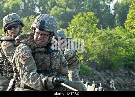 Attivi i soldati dell esercito dal 502nd Multi Role Bridge Co., tirare corde per allineare il ponte interno bay insieme le sezioni. Stati Uniti Esercito, attivo e soldati di riserva unirsi con Active e riserva componenti Marine per distribuire, costruire e assemblare un circa 320 metro galleggiante nastro migliorate ponte che attraversa il fiume Arkansas durante il fiume Assault 2017, a Fort Chaffee Centro di manovra, arca. Luglio 26, 2017. Fiume Assault 2017 è una di due settimane di combattimento prolungato esercizio di formazione detenuti luglio 15-28 concentrandosi sulle competenze tecniche di vari elementi di servizio, culminato con la costruzione di un galleggiante impr Foto Stock