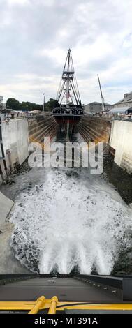 170723-N-HQ322-163 BOSTON (Luglio 23, 2017) USS Constitution è tenuto in sede dalla temporanea di puntellamento mentre acqua inondazioni bacino di carenaggio uno al Boston Navy Yard. Negli ultimi 26 mesi, Costituzione ha subito un esteso intervento di restauro che aiuterà a preservare l'America Nave di stato per molti decenni a venire. (U.S. Navy foto di artigliare il compagno del 2° classe Erin giovenco/rilasciato) Foto Stock