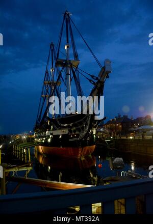 170723-N-SM577-256 BOSTON (Luglio 23, 2017) USS Constitution galleggianti in bacino di carenaggio uno dei Boston Navy Yard mentre il bacino di carenaggio non finisce di allagamento. Negli ultimi 26 mesi, Costituzione ha subito un esteso intervento di restauro che aiuterà a preservare l'America Nave di stato per molti decenni a venire. (U.S. Foto di Marina di Massa Specialista comunicazione marinaio Casey Scoular/rilasciato) Foto Stock