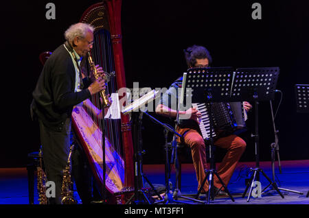 Roma, Italia. 26 Maggio, 2018. Il sassofonista e avant-garde compositore e una delle figure fondamentali del ventesimo secolo la musica ha eseguito su 26/5/2018 presso l Auditorium Parco della Musica di Roma. Con lui sul palco Taylor Ho Bynum cornet e ottone, Adam Matlock fisarmonica, Dan Peck tuba, Jacqueline Kerrod e Miriam Overloch hard. Anthony Braxton e Adam Matlock Credito: Leo Claudio De Petris/Pacific Press/Alamy Live News Foto Stock