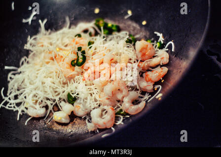 Primo piano di una boreale soffriggere per essere cucinato in un wok Foto Stock
