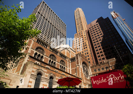 San Bartolomeo la Chiesa (St. Bart's), una Chiesa Episcopale in Manhattan, New York City, costruita in stile bizantino all inizio del XX secolo. Foto Stock