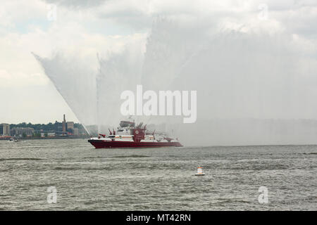 Il Fire Fighter II, un fireboat nella città di New York, spruzza acqua nel porto di New York. Foto Stock