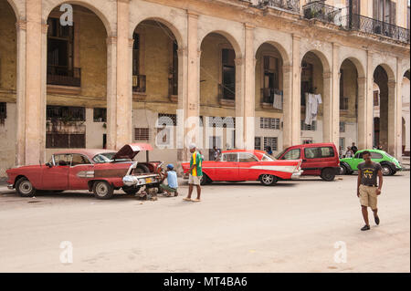 Local i cubani che lavorano su auto d'epoca nel centro di Avana Cuba Foto Stock