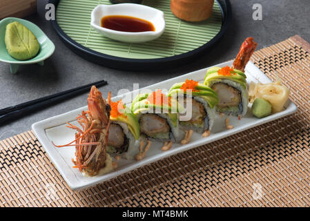 Dragon re Roll sushi di gamberi Foto Stock