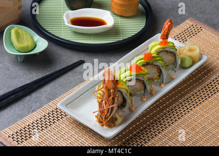 Dragon re Roll sushi di gamberi Foto Stock