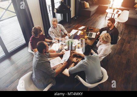 Il lavoro di squadra sul nuovo progetto di business in soffitta. Gruppo i colleghi facendo grandi decisioni di business.manager creativi di discussione il concetto di lavoro moderno offic Foto Stock