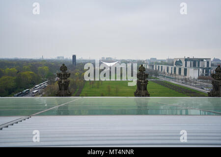 Berlino, Germania - Aprile 4, 2017: vista dal tedesco edificio del Reichstag a Berlino in un giorno nuvoloso Foto Stock