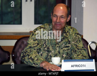 STUTTGART, Germania (26 luglio 2017) - USA Navy Vice Adm. Michael Franken, sostituto del Comandante per le operazioni militari per gli Stati Uniti Africa comando, risponde alle domande da 16 i leader militari e civili provenienti da 13 nazioni africane durante la loro visita a (AFRICOM) a Stoccarda il 26 di luglio. Questo campo viaggio faceva parte del programma sul terrorismo e gli studi sulla sicurezza tenutasi presso la George C. Marshall Centro europeo per gli studi sulla sicurezza di Garmisch-Partenkirchen, Germania. (Marshall Centre Foto di Christine giugno) Foto Stock