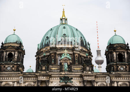 La torre della TV si vede attraverso il Berliner Dom, Berlino, Germania. Foto Stock