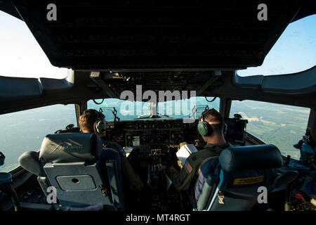 Stati Uniti Air Force Capts. Nikolaus Krause (sinistra) e Josh Bolla (destra), ottavo Airlift Squadron piloti, operare una C-17 Globemaster III che trasportano esercito paracadutisti e Humvees a goccia su una zona di caduta a Fort Bragg, N.C., durante l'operazione tempesta Panther, 26 luglio 2017. Panther Storm è un deployment readiness esercizio utilizzato per testare l'ottantaduesima Airborne Division della possibilità di implementare rapidamente la sua risposta globale forza ovunque nel mondo con solo poche ore di preavviso. (U.S. Air Force photo by Staff Sgt. Keith James) Foto Stock