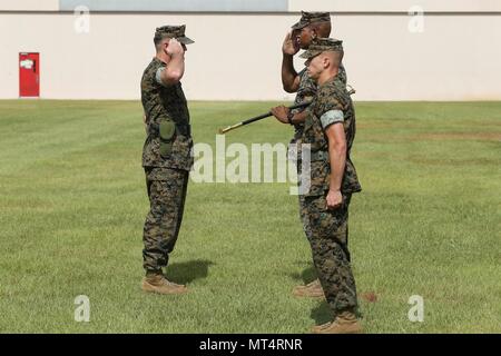 Stati Uniti Marine Corps Lt. Col. Erik. J. Smith, Comandante, 2° Battaglione di manutenzione (Maint. Bn.), combattere la logistica reggimento 25 (CLR), 2° Marine Logistics Group (MLG), passa il Non-Commissioned ufficiali spada a Sgt. Il Mag. Daniel J. Warren, sergente maggiore, 2° Maint. Bn., CLR-25, 2° MLG, durante un post e cerimonia di sfiato sul Camp Lejeune, N.C., 28 luglio 2017. Durante la cerimonia, Sgt. Il Mag. David M. Bianco comando rinunciato a Sgt. Il Mag. Daniel J. Warren. (U.S. Marine Corps photo by Lance Cpl. Tyler W. Stewart) Foto Stock