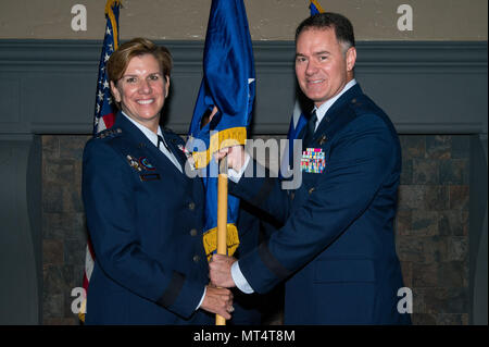 Maxwell AFB, Ala. - Generale Lori J. Robinson, Commander, North American Aerospace Defense Command (NORAD) e del Comando Settentrionale degli Stati Uniti (USNORTHCOM), presiede la cerimonia di promozione per il Generale di Brigata Rick Boutwell sulla luglio 14, 2017. (US Air Force foto di Melanie Rodgers Cox/rilasciato) Foto Stock