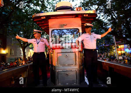 Adm posteriore. David Throop, commander, U.S. Coast Guard XIII quartiere e Master Chief Petty Officer Sean McPhilamy, xiii Distirct il comando Master Chief, wave di spettatori, 29 luglio 2017, nel corso della sessantottesima Seafair Torchlight Parade. E Throop McPhilamy rode lungo in un 26 piedi di barca dal ausili alla navigazione Team Puget Sound. Stati Uniti Coast Guard foto di Sottufficiali di prima classe Ayla Kelley. Foto Stock