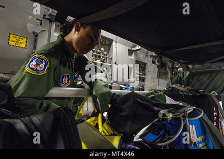 Stati Uniti Air Force Master Sgt. Linda W. Daniels, Istituto di medicina aeronautica tecnico di evacuazione, 514th Medicina Aeronautica squadrone di evacuazione, 514th aria mobilità ala, spacchetta emergenza apparecchiature mediche durante una evacuazione di medicina aeronautica missione di addestramento a bordo di un 305Aria Mobilità ala C-17 Globemaster III a Nashville, Tennessee, luglio 29, 2017. La formazione ha lo scopo di insegnare agli infermieri di volo e di medicina aeronautica tecnici Evacuazione come rispondere agli scenari durante l evacuazione dei malati o feriti personale e come gestire le situazioni mediche che potrebbero verificarsi durante il volo. Il 514th Medicina Aeronautica squadra di evacuazione Foto Stock